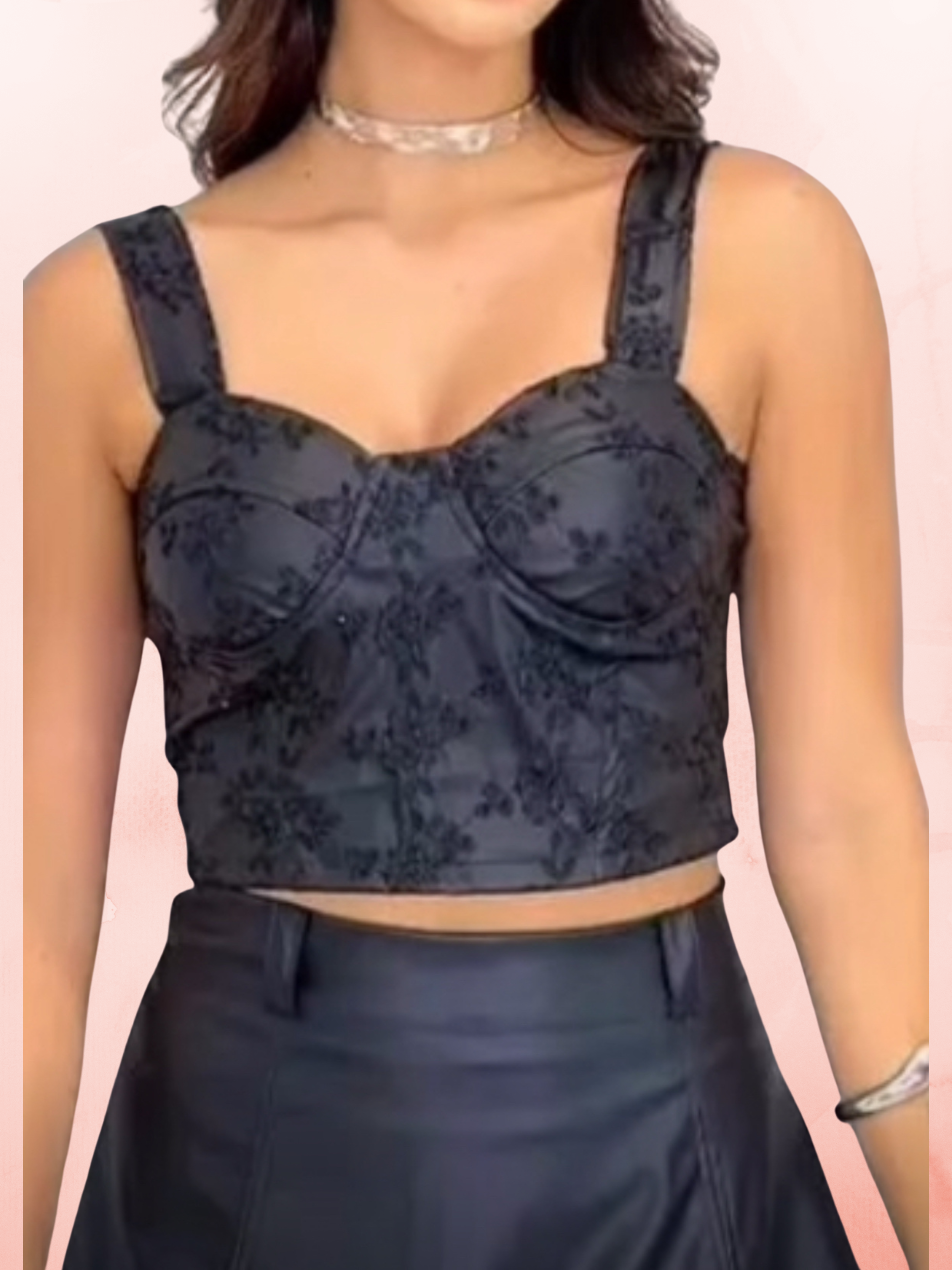 Cropped Bordado – Busto Meia Taça com Toque Romântico